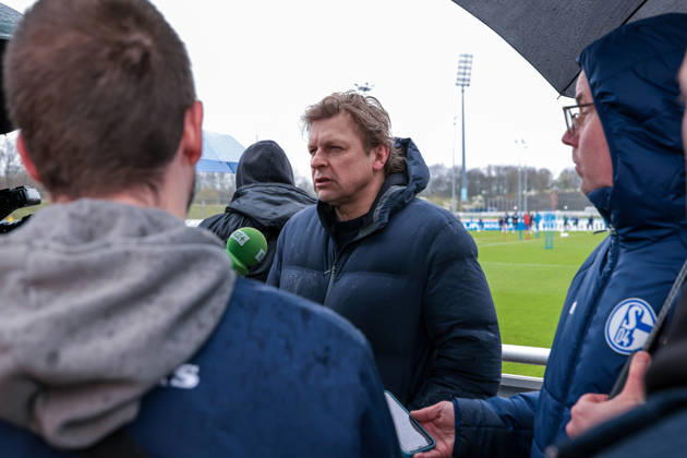 11.03.2026; Fussball; Training des FC Schalke 04. Medienrunde mit Direktor Profifussball Youri Mulder (FC Schalke 04). Gelsenkirchen Trainingsgelände FC Schalke 04 NRW Deutschland xRHR-FOTO YYx Copyright: RHR-FOTOx RHR-FOTO YY