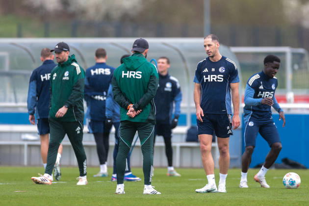 11.03.2026; Fussball; Training des FC Schalke 04. v. l. Trainer Miron Muslic (FC Schalke 04), Nikola Katic (FC Schalke 04), Christian Gomis (FC Schalke 04). Gelsenkirchen Trainingsgelände FC Schalke 04 NRW Deutschland xRHR-FOTO YYx Copyright: RHR-FOTOx RHR-FOTO YY