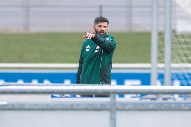 11.03.2026; Fussball; Training des FC Schalke 04. Trainer Miron Muslic (FC Schalke 04) gibt Anweisungen. Gelsenkirchen Trainingsgelände FC Schalke 04 NRW Deutschland xRHR-FOTO YYx Copyright: RHR-FOTOx RHR-FOTO YY