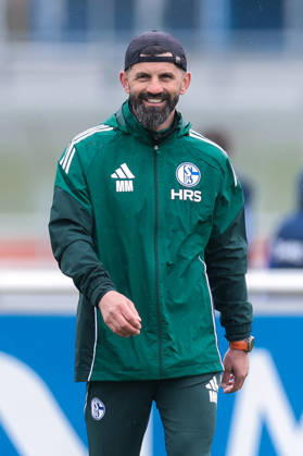11.03.2026; Fussball; Training des FC Schalke 04. Trainer Miron Muslic (FC Schalke 04) lacht. Gelsenkirchen Trainingsgelände FC Schalke 04 NRW Deutschland xRHR-FOTO YYx Copyright: RHR-FOTOx RHR-FOTO YY