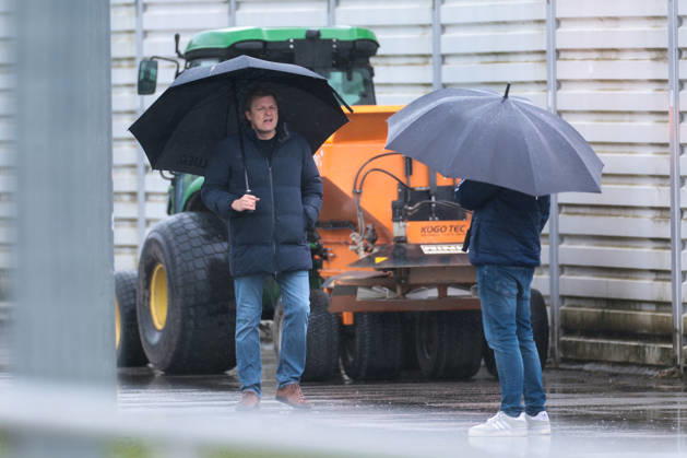 11.03.2026; Fussball; Training des FC Schalke 04. Direktor Profifussball Youri Mulder (FC Schalke 04) mit einem Schirm. Gelsenkirchen Trainingsgelände FC Schalke 04 NRW Deutschland xRHR-FOTO YYx Copyright: RHR-FOTOx RHR-FOTO YY