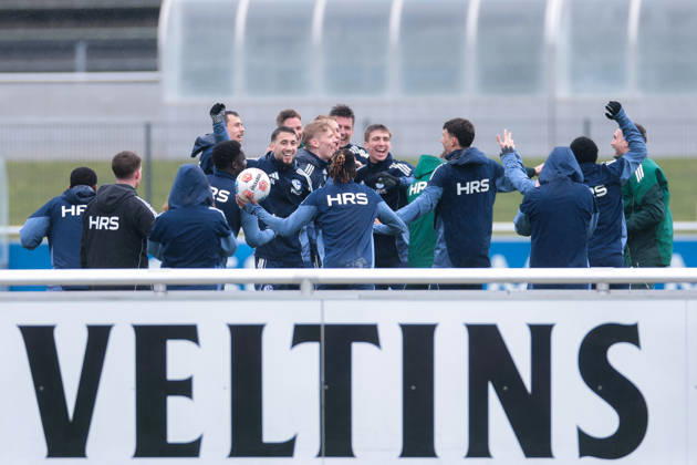 11.03.2026; Fussball; Training des FC Schalke 04. Die Spieler des S04 jubeln nach einem Trainingsspiel. Gelsenkirchen Trainingsgelände FC Schalke 04 NRW Deutschland xRHR-FOTO YYx Copyright: RHR-FOTOx RHR-FOTO YY