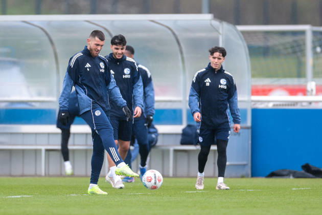 11.03.2026; Fussball; Training des FC Schalke 04. v. l. Hasan Kurucay (FC Schalke 04), Mertcan Ayhan (FC Schalke 04), Soufiane El-Faouzi (FC Schalke 04). Gelsenkirchen Trainingsgelände FC Schalke 04 NRW Deutschland xRHR-FOTO YYx Copyright: RHR-FOTOx RHR-FOTO YY