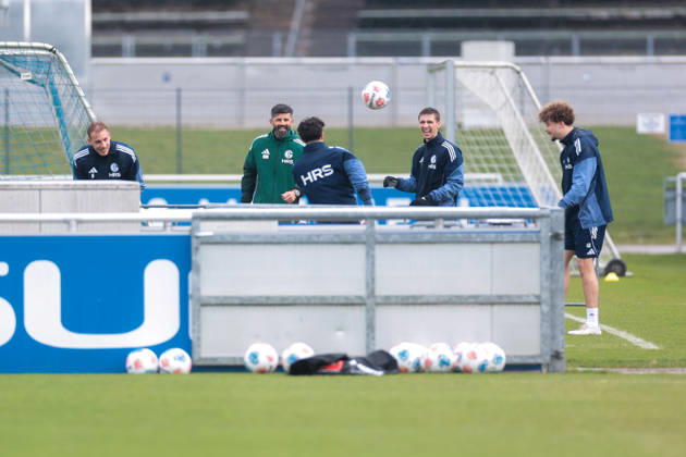 11.03.2026; Fussball; Training des FC Schalke 04. v. l. Timo Becker (FC Schalke 04), Trainer Miron Muslic (FC Schalke 04), Felipe Sanchez (FC Schalke 04), Mika Khadr (FC Schalke 04) spielen Fussballtennis. Gelsenkirchen Trainingsgelände FC Schalke 04 NRW Deutschland xRHR-FOTO YYx Copyright: RHR-FOTOx RHR-FOTO YY