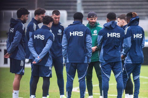 11.03.2026; Fussball; Training des FC Schalke 04.Trainer Miron Muslic (FC Schalke 04) gibt einer Gruppe von Spieler Anweisungen. Gelsenkirchen Trainingsgelände FC Schalke 04 NRW Deutschland xRHR-FOTO YYx Copyright: RHR-FOTOx RHR-FOTO YY