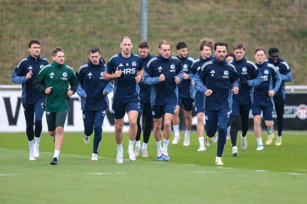 11.03.2026; Fussball; Training des FC Schalke 04. Die Spieler des S04 laufen sich warm, v. l. Dejan Ljubicic (FC Schalke 04), Reha-Trainer Marc Thum (FC Schalke 04), Ron Schallenberg (FC Schalke 04), Nikola Katic (FC Schalke 04), Janik Bachmann (FC Schalke 04), Timo Becker (FC Schalke 04), Kenan Karaman (FC Schalke 04). Gelsenkirchen Trainingsgelände FC Schalke 04 NRW Deutschland xRHR-FOTO YYx Copyright: RHR-FOTOx RHR-FOTO YY