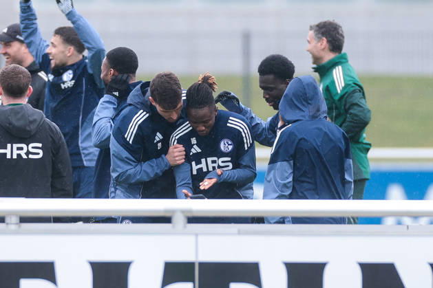 11.03.2026; Fussball; Training des FC Schalke 04. v. l. Dejan Ljubicic (FC Schalke 04), Moussa Ndiaye (FC Schalke 04), Zaid Tchibara (FC Schalke 04) schuiaen sich etwas auf dem Smartphone an. Gelsenkirchen Trainingsgelände FC Schalke 04 NRW Deutschland xRHR-FOTO YYx Copyright: RHR-FOTOx RHR-FOTO YY