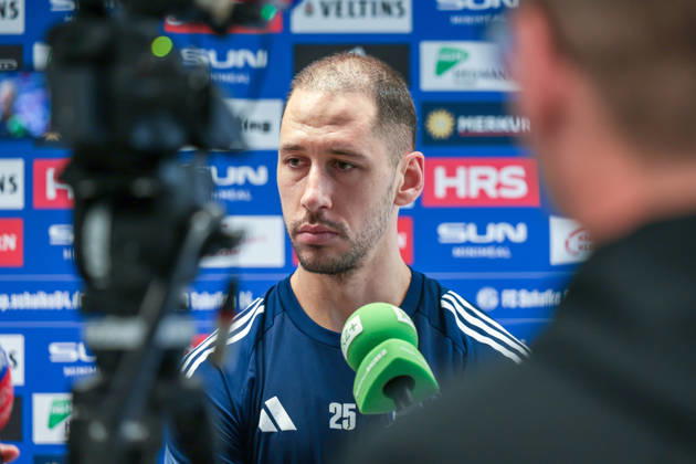 11.03.2026; Fussball; Training des FC Schalke 04. Medienrunde mit Nikola Katic (FC Schalke 04). Gelsenkirchen Trainingsgelände FC Schalke 04 NRW Deutschland xRHR-FOTO YYx Copyright: RHR-FOTOx RHR-FOTO YY