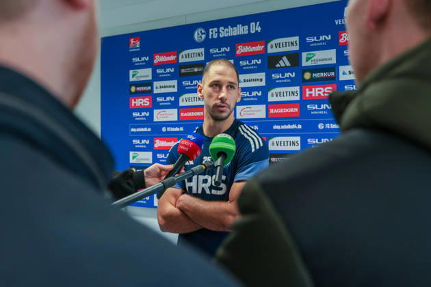 11.03.2026; Fussball; Training des FC Schalke 04. Medienrunde mit Nikola Katic (FC Schalke 04). Gelsenkirchen Trainingsgelände FC Schalke 04 NRW Deutschland xRHR-FOTO YYx Copyright: RHR-FOTOx RHR-FOTO YY