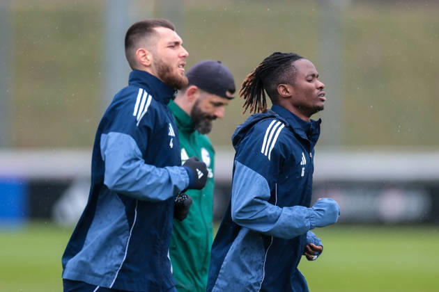 11.03.2026; Fussball; Training des FC Schalke 04. v. l. Hasan Kurucay (FC Schalke 04), Trainer Miron Muslic (FC Schalke 04), Moussa Ndiaye (FC Schalke 04). Gelsenkirchen Trainingsgelände FC Schalke 04 NRW Deutschland xRHR-FOTO YYx Copyright: RHR-FOTOx RHR-FOTO YY