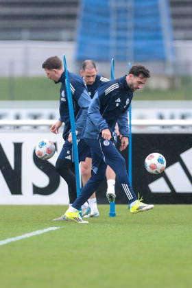 11.03.2026; Fussball; Training des FC Schalke 04. v. l. Janik Bachmann (FC Schalke 04), Nikola Katic (FC Schalke 04), Kenan Karaman (FC Schalke 04). Gelsenkirchen Trainingsgelände FC Schalke 04 NRW Deutschland xRHR-FOTO YYx Copyright: RHR-FOTOx RHR-FOTO YY