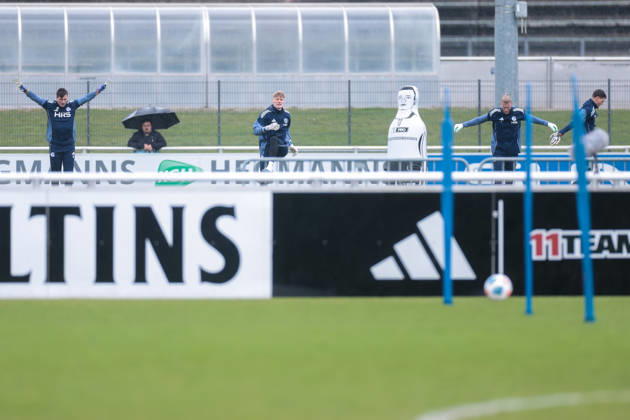 11.03.2026; Fussball; Training des FC Schalke 04. v. l. Torwart Kevin Müller (FC Schalke 04), Torwart Johannes Siebeking (FC Schalke 04), Torwart Loris Karius (FC Schalke 04), Torwart Luca Podlech (FC Schalke 04) machen sich warm. Gelsenkirchen Trainingsgelände FC Schalke 04 NRW Deutschland xRHR-FOTO YYx Copyright: RHR-FOTOx RHR-FOTO YY