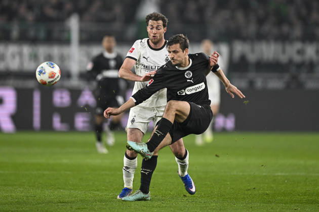 v. li. im Zweikampf Joe Scally (Moenchengladbach 29) Adam Dzwigala (Pauli 25) 13.03.2026 ¢ Fussball ¢ Borussia Moenchengladbach vs FC St. Pauli, Borussia-Park, Moenchengladbach, DFB DFL REGULATIONS PROHIBIT ANY USE OF PHOTOGRAPHS AS IMAGE SEQUENCES AND OR QUASI-VIDEO