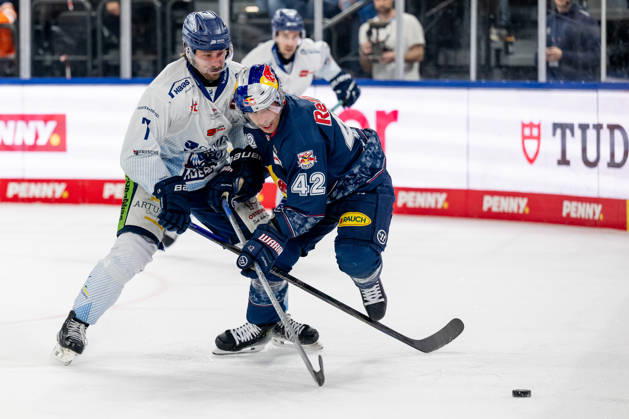 Kampf um den Puck Zweikampf zwischen Nicolas Beaudin (Straubing Tigers, 7) und Yasin Ehliz (EHC Red Bull Muenchen, 42) GER, EHC Red Bull Muenchen vs. Straubing Tigers, Eishockey, DEL, 51. Spieltag, Saison 2025 2026, 13.03.2026. GER, EHC Red Bull Muenchen vs. Straubing Tigers, Eishockey, DEL, 51. Spieltag, Saison 2025 2026, 13.03.2026. Muenchen Copyright: xEibner-Pressefoto FranzxFeinerx EP_HFR