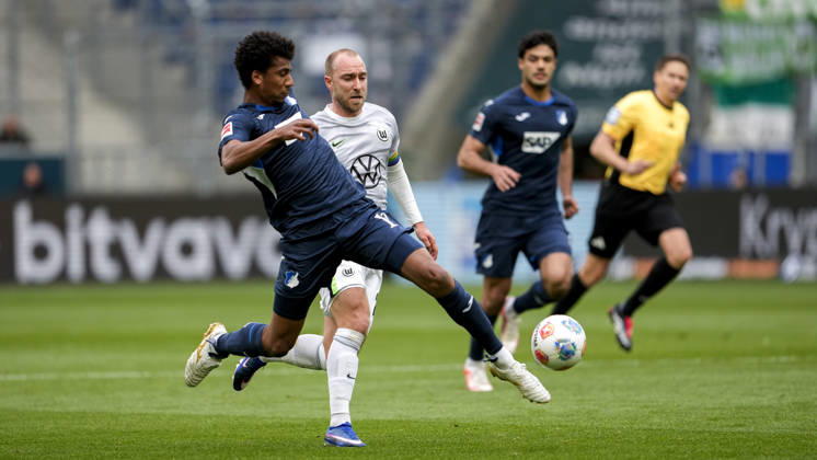 v.li.: Bernardo Fernandes da Silva Junior (Hoffenheim, 13), Christian Eriksen (Wolfsburg, 24), Zweikampf, Spielszene, Duell, duel, tackle, tackling, Dynamik, Action, Aktion, 14.03.2026, Sinsheim (Deutschland), Fussball, Bundesliga, TSG 1899 Hoffenheim - VfL Wolfsburg, DFB DFL REGULATIONS PROHIBIT ANY USE OF PHOTOGRAPHS AS IMAGE SEQUENCES AND OR QUASI-VIDEO.