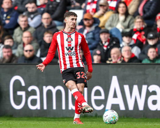 Sunderland v Brighton & Hove Albion - Premier League Trai Hume of Sunderland passes the ball during the Premier League match between Sunderland and Brighton & Hove Albion at Stadium Of Light in Sunderland, United Kingdom, on March 14, 2026. Sunderland Tyne and Wear United Kingdom Copyright: xNewsxImagesx originalFilename:cosgrove-premierl260314_npqCT
