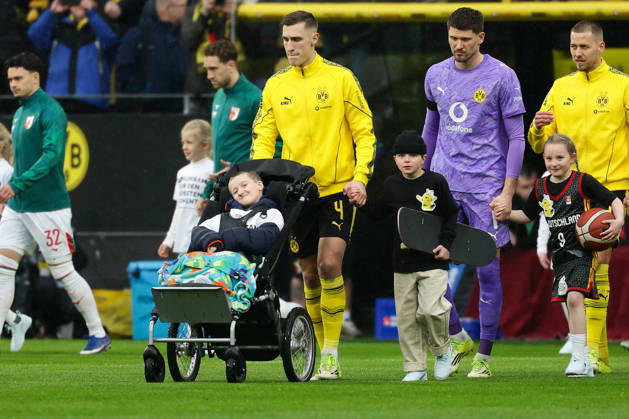 Dortmund, Germany, 14.03.26, Nico Schlotterbeck (Borussia Dortmund) mit Einlaufkind während des Spiels der 1. Bundesliga zwischen Borussia Dortmund - FC Augsburg im Signal Iduna Park in Dortmund. (Photo by Joachim Bywaletz) DFB DFL REGULATIONS PROHIBIT ANY USE OF PHOTOGRAPHS AS IMAGE SEQUENCES AND OR QUASI-VIDEO. Copyright: JoachimxBywaletz xJB-Sportfoto