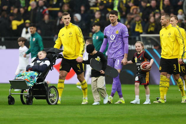 Dortmund, Germany, 14.03.26, Nico Schlotterbeck (Borussia Dortmund) , Gregor Kobel (Borussia Dortmund) und Waldemar Anton (Borussia Dortmund) mit Einlaufkind während des Spiels der 1. Bundesliga zwischen Borussia Dortmund - FC Augsburg im Signal Iduna Park in Dortmund. (Photo by Joachim Bywaletz) DFB DFL REGULATIONS PROHIBIT ANY USE OF PHOTOGRAPHS AS IMAGE SEQUENCES AND OR QUASI-VIDEO. Copyright: JoachimxBywaletz xJB-Sportfoto