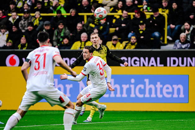 Maximilian Beier 14 (Borussia Dortmund) im Zweikampf mit Arthur Chaves 34 (FC Augsburg), Borussia Dortmund vs. FC Augsburg, Fussball, 1. Bundesliga, 26. Spieltag, 14.03.2026 DFB regulations prohibit any use of photographs as image sequences and or quasi-video Dortmund Nordrhein-Westfalen Deutschland