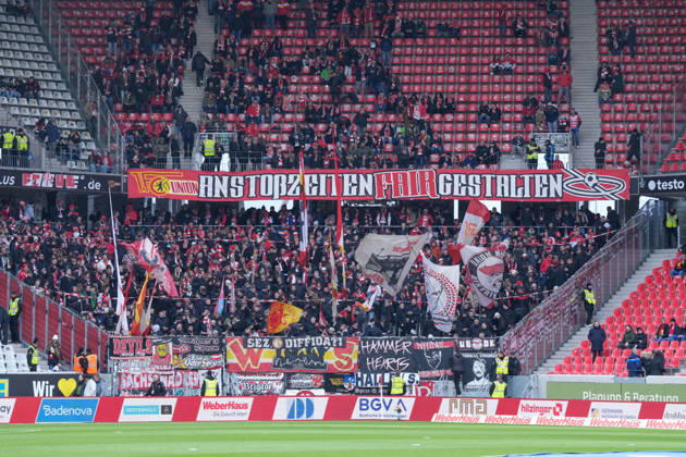 Spruchband der Fans und Ultras auf der Tribüne, Banner, Anstoßzeiten fair gestalten , Deutschland, Fussball, 1. Bundesliga, 26.Spieltag, 2025 2026, SC Freiburg vs. 1. FC Union Berlin, 15.03.2026, Europa-Park Stadion, Freiburg, Deutschland DFL REGULATIONS PROHIBIT ANY USE OF PHOTOGRAPHS AS IMAGE SEQUENCES AND OR QUASI-VIDEO. Freiburg Europa-Park Stadion Baden-Württemberg Deutschland Copyright: xArnexAmbergx