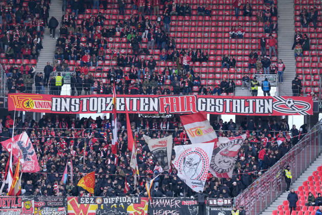 Spruchband der Fans und Ultras auf der Tribüne, Banner, Anstoßzeiten fair gestalten , Deutschland, Fussball, 1. Bundesliga, 26.Spieltag, 2025 2026, SC Freiburg vs. 1. FC Union Berlin, 15.03.2026, Europa-Park Stadion, Freiburg, Deutschland DFL REGULATIONS PROHIBIT ANY USE OF PHOTOGRAPHS AS IMAGE SEQUENCES AND OR QUASI-VIDEO. Freiburg Europa-Park Stadion Baden-Württemberg Deutschland Copyright: xArnexAmbergx