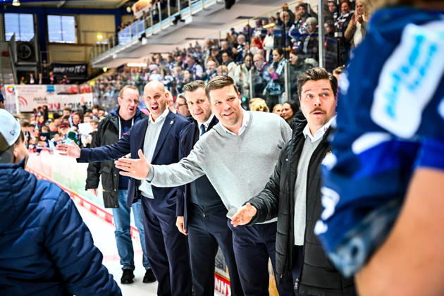 Stefan Nyman (Cheftrainer, Headcoach, Iserlohn Roosters) Tony Zabel (Co-Trainer, Assistant Coach, Development Coach, Iserlohn Roosters) Franz David Fritzmeier (Sportlicher Leiter, Manager, Headcoach Iserlohn Roosters) Jannu Kujala (Co-Trainer, Assistant Coach, Performance Coach, Iserlohn Roosters) Santeri Hilli (Goalie- und Videocoach, Iserlohn Roosters), GER, Iserlohn Roosters vs. ERC Ingolstadt, Eishockey, Penny-DEL, 52. Spieltag, Spielzeit 2025 2026, 15.03.2026, GER, Iserlohn Roosters vs. ERC Ingolstadt, Eishockey, Penny-DEL, 52. Spieltag, Spielzeit 2025 2026, 15.03.2026 Iserlohn Copyright: xJonasxBrockmann Eibner-Pressefotox EP_JBN