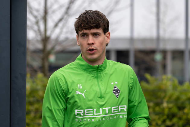 Philipp Sander (Borussia Moenchengladbach, 16) kommt auf den Platz. Oeffentliches Training Borussia Moenchengladbach auf dem Trainingsgelaende am Borussia Park, 1. Bundesliga, Fussball, Saison 2025 2026, 17.03.2026 Training Borussia Moenchengladbach, 1. Bundesliga, Saison 2025 2026, 17.03.2026 Moenchengladbach Copyright: xEibner-Pressefoto ThomasxHaeslerx EP_THR