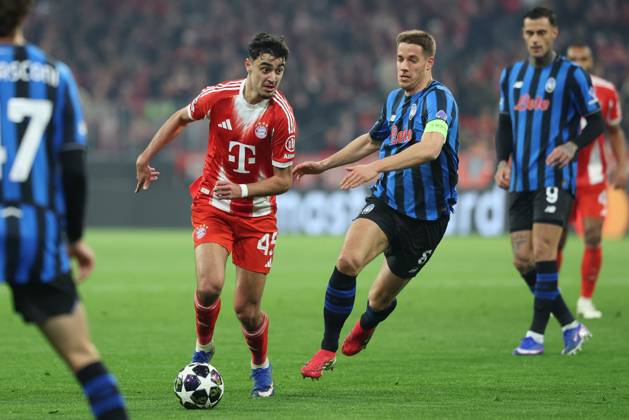 im Zweikampf, Aktion, mit Alexandar Pavlovic 45 (FC Bayern Muenchen), Mario Pasalic 8 (Atalanta Bergamo), FC Bayern Muenchen vs. Atalanta Bergamo, Fussball, UEFA, Champions League, Achtelfinale, Rueckspiel, 18.03.2026 Muenchen Bayern Deutschland