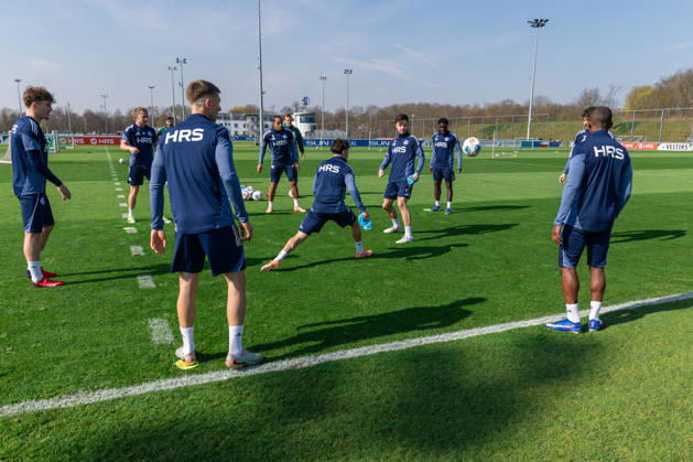 19.03.2026, Fussball, Training des FC Schalke 04. Die Spieler des S04 spielen Rondo. Gelsenkirchen Trainingsgelände FC Schalke 04 NRW Deutschland xRHR-FOTO YYx Copyright: RHR-FOTOx RHR-FOTO YY