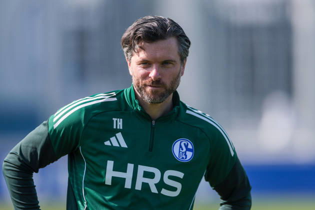 19.03.2026, Fussball, Training des FC Schalke 04. Co-Trainer Tim Hoogland (FC Schalke 04) grinst. Gelsenkirchen Trainingsgelände FC Schalke 04 NRW Deutschland xRHR-FOTO YYx Copyright: RHR-FOTOx RHR-FOTO YY