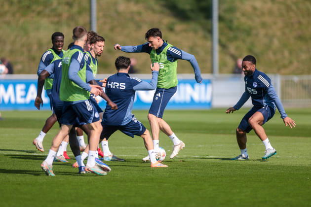 19.03.2026, Fussball, Training des FC Schalke 04. v. l. Dejan Ljubicic (FC Schalke 04). Moussa Sylla (FC Schalke 04). Gelsenkirchen Trainingsgelände FC Schalke 04 NRW Deutschland xRHR-FOTO YYx Copyright: RHR-FOTOx RHR-FOTO YY