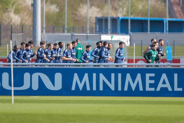19.03.2026, Fussball, Training des FC Schalke 04. Die Spieler des S04 laufen sich warm. Gelsenkirchen Trainingsgelände FC Schalke 04 NRW Deutschland xRHR-FOTO YYx Copyright: RHR-FOTOx RHR-FOTO YY