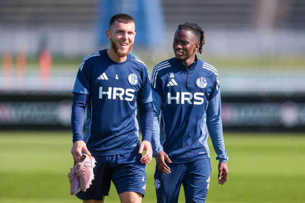 19.03.2026, Fussball, Training des FC Schalke 04. v. l. Hasan Kurucay (FC Schalke 04), Moussa Ndiaye (FC Schalke 04). Gelsenkirchen Trainingsgelände FC Schalke 04 NRW Deutschland xRHR-FOTO YYx Copyright: RHR-FOTOx RHR-FOTO YY