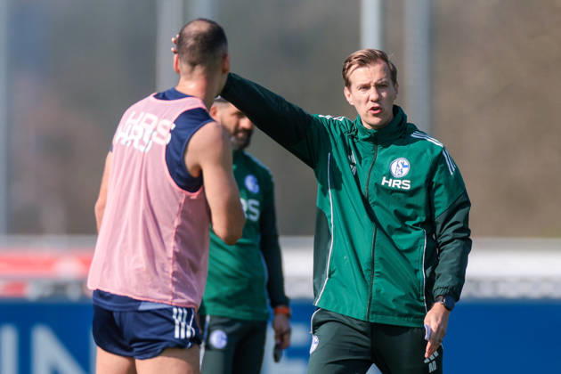 19.03.2026, Fussball, Training des FC Schalke 04. Co-Trainer Adin Osmanbasic (FC Schalke 04) gibt Anweisungen. Gelsenkirchen Trainingsgelände FC Schalke 04 NRW Deutschland xRHR-FOTO YYx Copyright: RHR-FOTOx RHR-FOTO YY