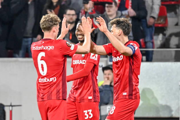 Jubel zum Tor zum 5:1 durch Maximilian Eggestein (SC Freiburg, 08) mit Patrick Osterhage (SC Freiburg, 06) und Jordy Makengo (SC Freiburg, 33) GER, SC Freiburg - KRC Genk, Fussball, Europa League, Achtelfinale, Saison 2025 2026, 19.03.2026 GER, SC Freiburg - KRC Genk, Fussball, Europa League, Achtelfinale, Saison 2025 2026, 19.03.2026 Freiburg Copyright: xEibner-Pressefoto ThomasxHessx EP_THS