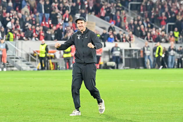 Julian Schuster (SC Freiburg, Trainer) jubelt mit den Fans ueber den Sieg GER, SC Freiburg - KRC Genk, Fussball, Europa League, Achtelfinale, Saison 2025 2026, 19.03.2026 GER, SC Freiburg - KRC Genk, Fussball, Europa League, Achtelfinale, Saison 2025 2026, 19.03.2026 Freiburg Copyright: xEibner-Pressefoto ThomasxHessx EP_THS