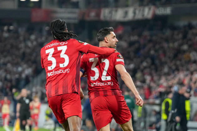 Jordy Makengo (SC Freiburg, 33), Vincenzo Grifo (SC Freiburg, 32) Torjubel, Emotionen, Torschuss, Abschluss, Torerfolg, Tor, Treffer, Rekordtorschütze, Rekord, 106. Pflichtspieltor für den Club, Nils Petersen überboten, Jubiläum , Deutschland, Fussball, UEFA Europa League, Achtelfinale, Rückspiel, 2025 2026, SC Freiburg vs. KRC Genk, 19.03.2026, Europa-Park Stadion, Freiburg, Deutschland Freiburg Europa-Park Stadion Baden-Württemberg Deutschland Copyright: xArnexAmbergx