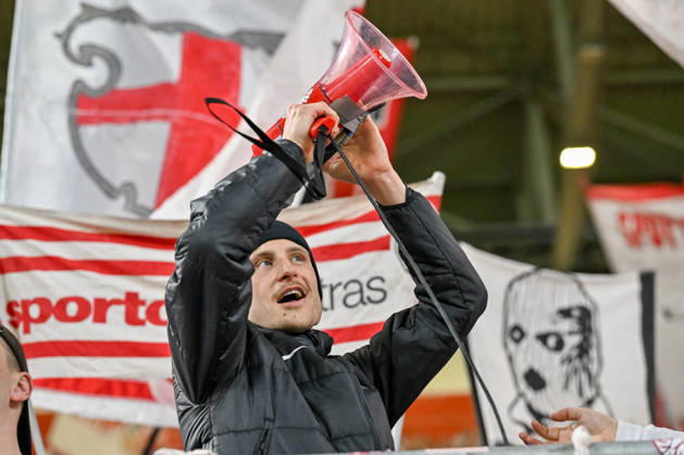 Maximilian Eggestein (SC Freiburg, 08) am Mikrofon auf der Tribuene GER, SC Freiburg - KRC Genk, Fussball, Europa League, Achtelfinale, Saison 2025 2026, 19.03.2026 GER, SC Freiburg - KRC Genk, Fussball, Europa League, Achtelfinale, Saison 2025 2026, 19.03.2026 Freiburg Copyright: xEibner-Pressefoto ThomasxHessx EP_THS
