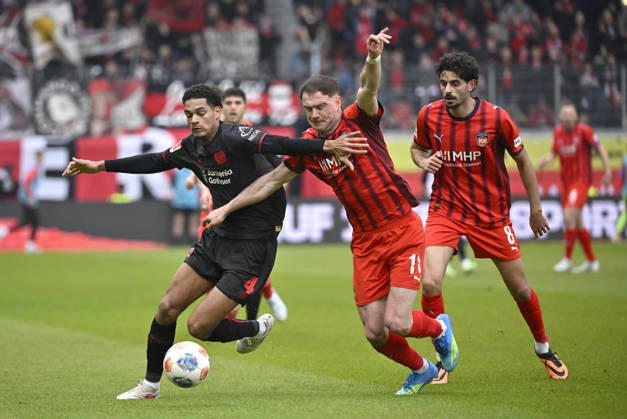 Zweikampf, Aktion Budu Zivzivadze Siwsiwadse 1. FC Heidenheim 1846 FCH (11) gegen Jarell Quansah Bayer 04 Leverkusen (04) Eren Dinkci 1. FC Heidenheim 1846 FCH (08) 1. FC Heidenheim 1846 FCH vs Bayer 04 Leverkusen B04 21.03.2026 DFL REGULATIONS PROHIBIT ANY USE OF PHOTOGRAPHS AS IMAGE SEQUENCES AND OR QUASI-VIDEO 1. FC Heidenheim 1846 FCH vs Bayer 04 Leverkusen