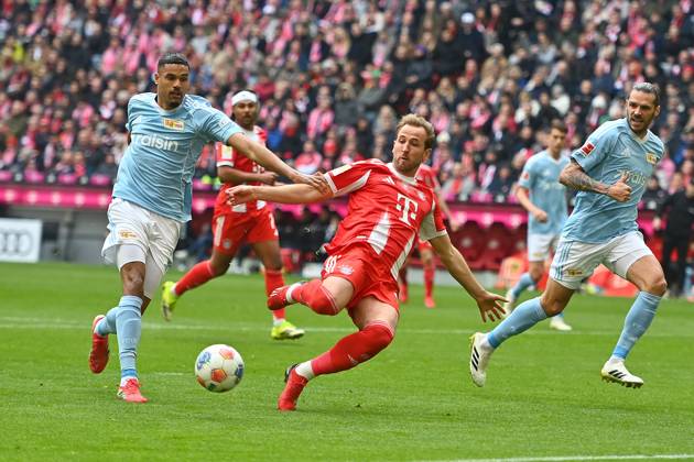 Harry KANE (Bayern Muenchen), Aktion,Zweikampf gegen li:Danilho DOEKHI (Union Berlin) , re:Christopher TRIMMEL (Union Berlin). Fussball 1. Bundesliga Saison 2025 2026, 27.Spieltag, Spieltag27 FC Bayern Muenchen - 1.FC Union Berlin am 21.03.2026 , A L L I A N Z A R E N A.