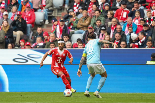 Serge Gnabry (FC Bayern Muenchen, 07) mit Christopher Trimmel (1. FC Union Berlin, 28), GER, FC Bayern Muenchen vs. 1. FC Union Berlin, Fussball, Bundesliga, 27. Spieltag, Saison 2025 2026, 21.03.2026, DFL DFB REGULATIONS PROHIBIT ANY USE OF PHOTOGRAPHS as IMAGE SEQUENCES and or QUASI-VIDEO, GER, FC Bayern Muenchen vs. 1. FC Union Berlin, Fussball, Bundesliga, 27. Spieltag, Saison 2025 2026, 21.03.2026 Muenchen Copyright: xEibner-Pressefoto JennixMaulx EP_JML