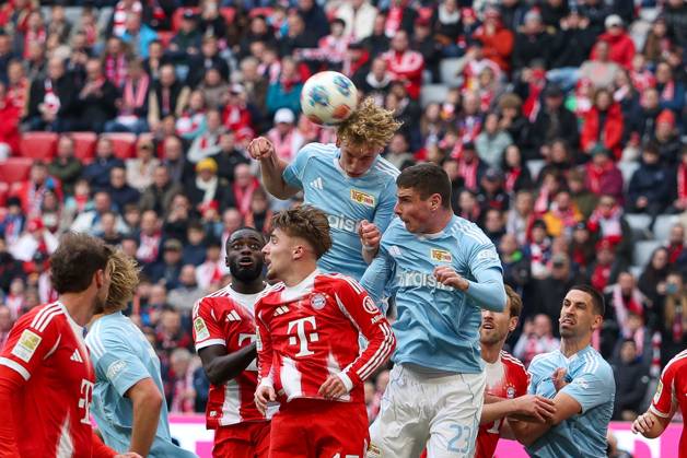 im Zweikampf, Aktion, mit Dayot Upamecano 2 (FC Bayern Muenchen), Lennart Karl 42 (FC Bayern Muenchen), Leopold Querfeld 14 (1.FC Union Berlin), Andrej Ilic 23 (1.FC Union Berlin), FC Bayern Muenchen vs. 1. FC Union Berlin, Fussball, 1. Bundesliga, 27. Spieltag, 21.03.2026 DFB regulations prohibit any use of photographs as image sequences and or quasi-video Muenchen Bayern Deutschland