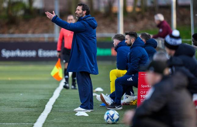 Fussball in Essen ** NUR FÜR REDAKTIONELLE ZWECKE ** EDITORIAL USE ONLY **<p>Trainer Dimitrios Pappas vom FC Kray im Spiel gegen SV Budberg. Das Spiel der Landesliga, FC Kray gegen SV Budberg am 15.03.2026 auf dem Kunstrasenplatz der KrayArena, Buderusstraße 20a endete 1:2. Michael Gohl FUNKE Foto Services< p> Deutschland Nordrhein-Westfalen Essen Copyright: MichaelxGohl