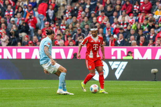 Serge Gnabry (FC Bayern Muenchen, 07) mit Christopher Trimmel (1. FC Union Berlin, 28), GER, FC Bayern Muenchen vs. 1. FC Union Berlin, Fussball, Bundesliga, 27. Spieltag, Saison 2025 2026, 21.03.2026, DFL DFB REGULATIONS PROHIBIT ANY USE OF PHOTOGRAPHS as IMAGE SEQUENCES and or QUASI-VIDEO, GER, FC Bayern Muenchen vs. 1. FC Union Berlin, Fussball, Bundesliga, 27. Spieltag, Saison 2025 2026, 21.03.2026 Muenchen Copyright: xEibner-Pressefoto JennixMaulx EP_JML