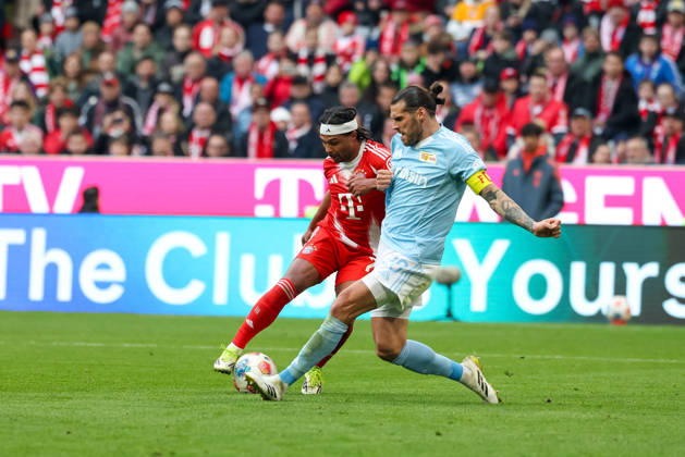 Serge Gnabry (FC Bayern Muenchen, 07) mit Christopher Trimmel (1. FC Union Berlin, 28), GER, FC Bayern Muenchen vs. 1. FC Union Berlin, Fussball, Bundesliga, 27. Spieltag, Saison 2025 2026, 21.03.2026, DFL DFB REGULATIONS PROHIBIT ANY USE OF PHOTOGRAPHS as IMAGE SEQUENCES and or QUASI-VIDEO, GER, FC Bayern Muenchen vs. 1. FC Union Berlin, Fussball, Bundesliga, 27. Spieltag, Saison 2025 2026, 21.03.2026 Muenchen Copyright: xEibner-Pressefoto JennixMaulx EP_JML