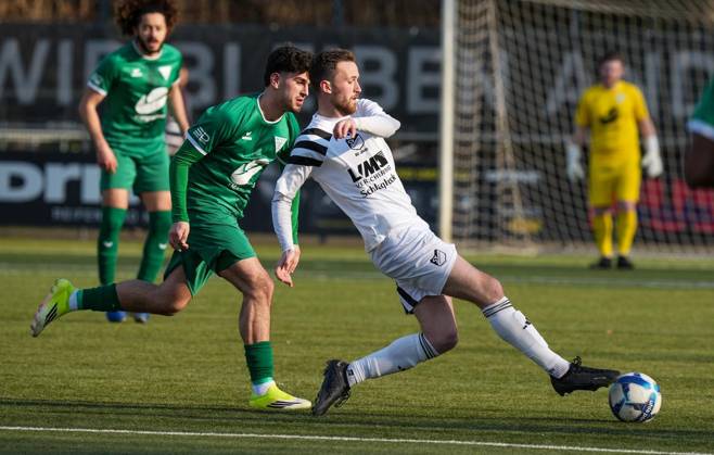 Fussball in Essen ** NUR FÜR REDAKTIONELLE ZWECKE ** EDITORIAL USE ONLY **<p>Edmond Kadrijaj vom FC Kray im Spiel gegen Lennart Hahn vom SV Budberg. Das Spiel der Landesliga, FC Kray gegen SV Budberg am 15.03.2026 auf dem Kunstrasenplatz der KrayArena, Buderusstraße 20a endete 1:2. Michael Gohl FUNKE Foto Services< p> Deutschland Nordrhein-Westfalen Essen Copyright: MichaelxGohl