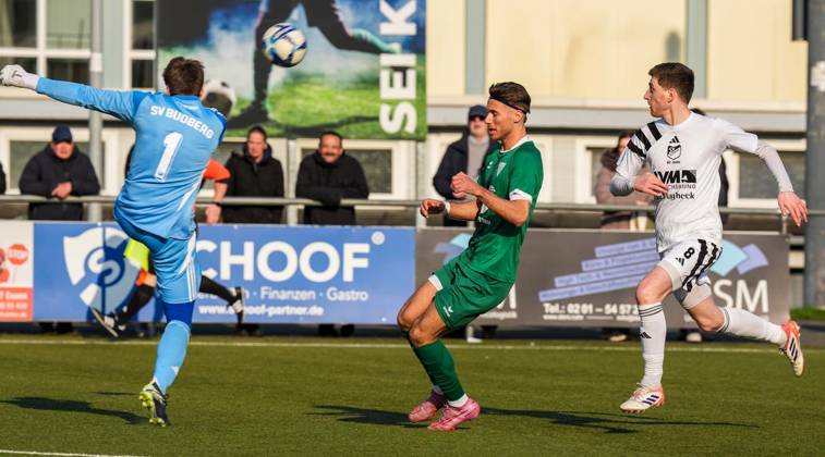 Fussball in Essen ** NUR FÜR REDAKTIONELLE ZWECKE ** EDITORIAL USE ONLY **<p>Luca Kazelis vom FC Kray im Spiel gegen Marc Anders und Fynn Leon Eckhardt vom SV Budberg. Das Spiel der Landesliga, FC Kray gegen SV Budberg am 15.03.2026 auf dem Kunstrasenplatz der KrayArena, Buderusstraße 20a endete 1:2. Michael Gohl FUNKE Foto Services< p> Deutschland Nordrhein-Westfalen Essen Copyright: MichaelxGohl