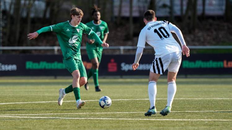 Fussball in Essen ** NUR FÜR REDAKTIONELLE ZWECKE ** EDITORIAL USE ONLY **<p>Juri Korte vom FC Kray im Spiel gegen Ole Egging vom SV Budberg. Das Spiel der Landesliga, FC Kray gegen SV Budberg am 15.03.2026 auf dem Kunstrasenplatz der KrayArena, Buderusstraße 20a endete 1:2. Michael Gohl FUNKE Foto Services< p> Deutschland Nordrhein-Westfalen Essen Copyright: MichaelxGohl