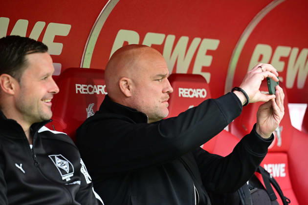 21.03.2026; Koeln; Fussball, Herren, Saison 2025 2026, 1. FC Koeln vs. Borussia Moenchengladbach Rouven Schroeder (Head of Sports, Gladbach, re.) halt die Derbystimmung mit seinem Handy fest; links David Zibung (Sportkoordinator Lizenz, Gladbach) DFL regulations prohibit any use of photographs as image sequences and or quasi-video. Rhein-Energie-Stadion NRW Deutschland