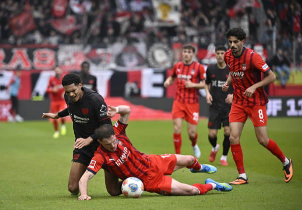 Zweikampf, Aktion Budu Zivzivadze Siwsiwadse 1. FC Heidenheim 1846 FCH (11) gegen Jarell Quansah Bayer 04 Leverkusen (04) Eren Dinkci 1. FC Heidenheim 1846 FCH (08) 1. FC Heidenheim 1846 FCH vs Bayer 04 Leverkusen B04 21.03.2026 DFL REGULATIONS PROHIBIT ANY USE OF PHOTOGRAPHS AS IMAGE SEQUENCES AND OR QUASI-VIDEO 1. FC Heidenheim 1846 FCH vs Bayer 04 Leverkusen